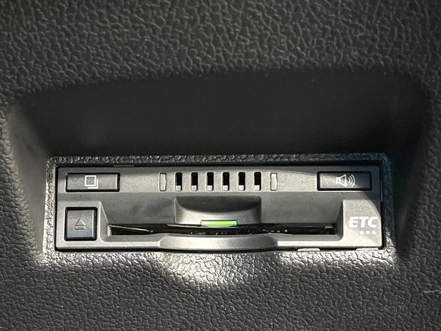 プリウス Sセーフティプラス 禁煙車 純正SDナビ バックカメラ 衝突被害軽減システム レーダークルーズ ドラレコ クリアランスソナー スマートキー LEDヘッド ビルトインETC オートハイビーム 車線逸脱警報 オートライト(7枚目)