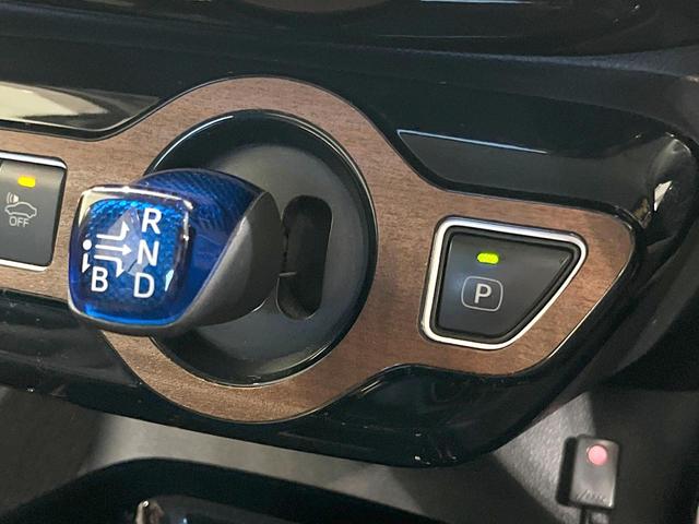 プリウス Sセーフティプラス 禁煙車 純正SDナビ バックカメラ 衝突被害軽減システム レーダークルーズ ドラレコ クリアランスソナー スマートキー LEDヘッド ビルトインETC オートハイビーム 車線逸脱警報 オートライト(42枚目)