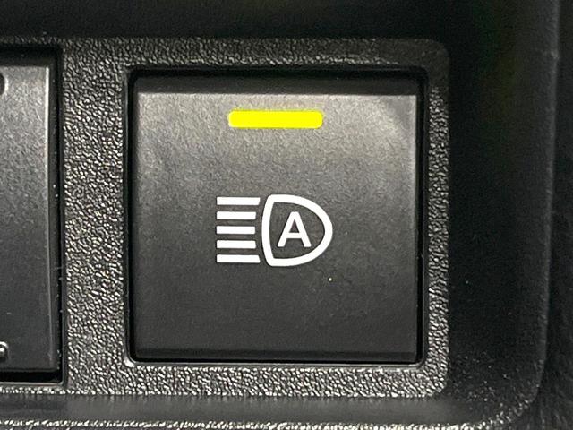 シエンタ ハイブリッドZ 禁煙車 両側電動ドア 純正10.5型ナビ 全周囲カメラ 100V電源 衝突被害軽減システム レーダークルーズ BSM LEDヘッド ドラレコ ETC2.0 オートハイビーム 車線逸脱警報 オートライト(33枚目)