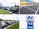 大きなNマークの看板が目印!広々とした駐車場には車いす専用駐車場もございますので、どなた様でも安心してご来場ください。展示場には豊富な在庫をご用意。メーカー問わず比較していただけます。