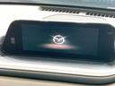 【8.8インチマツダコネクト】車内の雰囲気にマッチした大型のディスプレイ。スマホ接続でのナビ使用やBluetooth再生等、様々な機能が楽しめます。直感的なダイヤル操作が可能で、使い勝手も良好です。