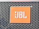 【JBLサウンドシステム】メーカーオプションの高品位サウンドシステムを搭載。専用のチューニングが施された大小様々なスピーカーから良質なサウンドが奏でられ、臨場感あふれる音響空間を演出します。