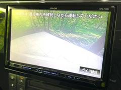 【バックカメラ】駐車時に後方がリアルタイム映像で確認できます。大型商業施設や立体駐車場での駐車時や、夜間のバック時に大活躍！運転スキルに関わらず、今や必須となった装備のひとつです！ 4