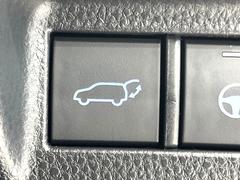 【パワーバックドア】スマートキーや運転席のボタンを押すだけでリアゲートが自動で開閉します！荷物を持っている時や、高い位置にあるバックドアを閉める際に便利な機能です♪ 7