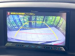 【バックカメラ】駐車時に後方がリアルタイム映像で確認できます。大型商業施設や立体駐車場での駐車時や、夜間のバック時に大活躍！運転スキルに関わらず、今や必須となった装備のひとつです！ 4