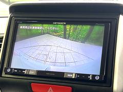 【バックカメラ】駐車時に後方がリアルタイム映像で確認できます。大型商業施設や立体駐車場での駐車時や、夜間のバック時に大活躍！運転スキルに関わらず、今や必須となった装備のひとつです！ 4