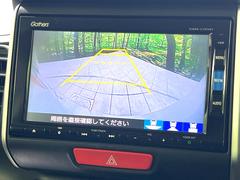 【バックカメラ】駐車時に後方がリアルタイム映像で確認できます。大型商業施設や立体駐車場での駐車時や、夜間のバック時に大活躍！運転スキルに関わらず、今や必須となった装備のひとつです！ 4