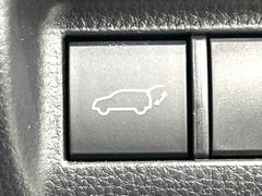 【パワーバックドア】スマートキーや運転席のボタンを押すだけでリアゲートが自動で開閉します！荷物を持っている時や、高い位置にあるバックドアを閉める際に便利な機能です♪ 6