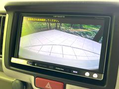 【バックカメラ】駐車時に後方がリアルタイム映像で確認できます。大型商業施設や立体駐車場での駐車時や、夜間のバック時に大活躍！運転スキルに関わらず、今や必須となった装備のひとつです！ 5