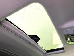 【サンルーフ】開放感たっぷりの希少装備、サンルーフが装着されています！車内に明かりを取り入れたり景色を楽しむ以外にも、車内の空気も簡単に換気できて快適です！ 7