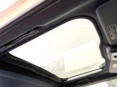 【ガラスルーフ】ガラスルーフ搭載で車内の解放感が一気にアップ！開放的なドライブをお楽しみいただけます。 3