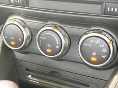 【オートエアコン】一度お好みの温度に設定すれば、車内の温度を検知し風量や温度を自動で調整。暑い…寒い…と何度もスイッチ操作をする必要はありません。快適な車内空間には必須の機能ですね♪ 7