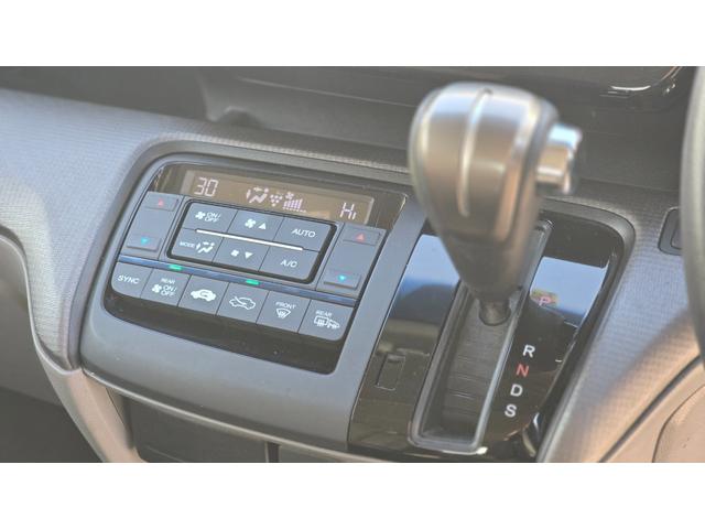 ステップワゴン Ｇ　ＥＴＣ　バックカメラ　ナビ　オートクルーズコントロール　両側電動スライドドア　スマートキー　電動格納ミラー　３列シート　ウォークスルー　ＣＶＴ　ＣＤ　ＵＳＢ　盗難防止システム　衝突安全ボディ　ＡＢＳ（9枚目）