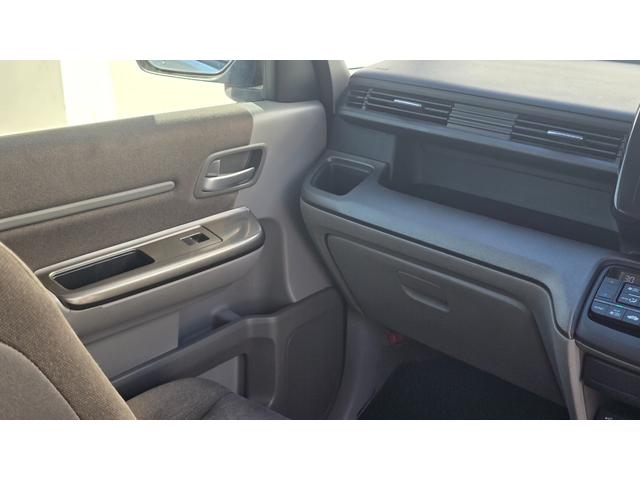 ステップワゴン Ｇ　ＥＴＣ　バックカメラ　ナビ　オートクルーズコントロール　両側電動スライドドア　スマートキー　電動格納ミラー　３列シート　ウォークスルー　ＣＶＴ　ＣＤ　ＵＳＢ　盗難防止システム　衝突安全ボディ　ＡＢＳ（11枚目）