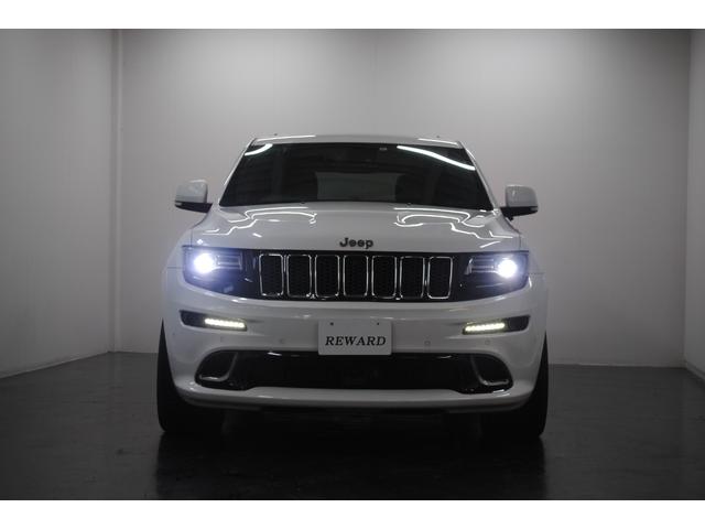 ＳＲＴ８　ＨＥＭＩ６．４　Ｖ８　ＥＴＣ　サンルーフ　Ｂカメラ　Ｂｌｕｅｔｏｏｔｈ　パワーシート　パワーリアゲート　レザーシート　茶革　スマートキー　ＬＥＤ　ＵＳＢ接続　ブレンボキャリパー　２０インチＡＷ(4枚目)