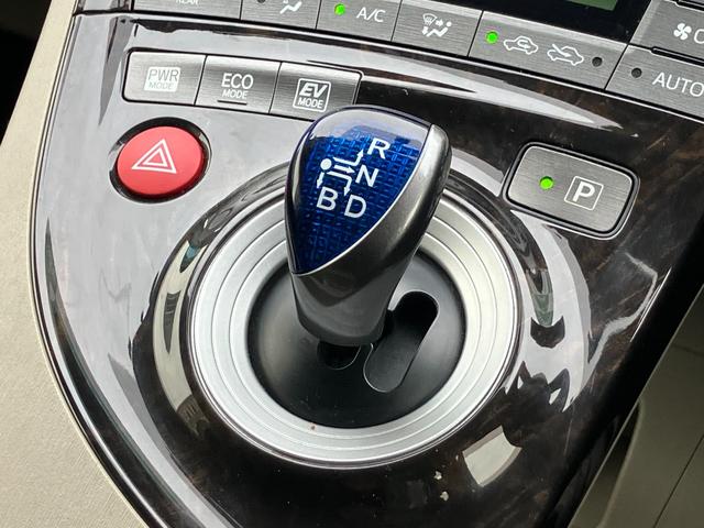 プリウス Ｓマイコーデ　純正ナビ　Ｂｌｕｅｔｏｏｔｈ　ＴＶ　バックカメラ　ＥＴＣ　レザーシート　社外ＡＷ　キーレス　ＨＩＤヘッドライト　ユーザー買取（65枚目）