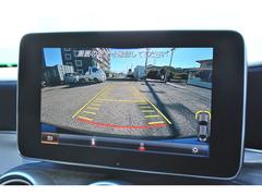 ギヤをリバースに入れると車両後方の映像を映し出し、バック時の後方視界をサポートするリヤビューカメラ！ 4