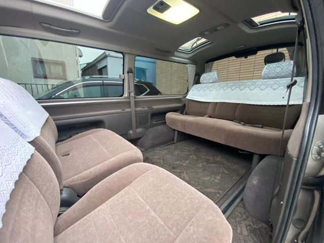 ハイエースワゴン スーパーカスタムＧ　トリプルムーンルーフ　１００系最終後期型　実走行３．７万キロ　純正専用レースカバー　２列目回転シート　デュアルエアコン（後席）　ＥＴＣ　１００Ｖ電源×２　イージークローザースライドドア　トリプルルーフ　電格ドアミラー　リアフィルム　大型蛍光灯（5枚目）