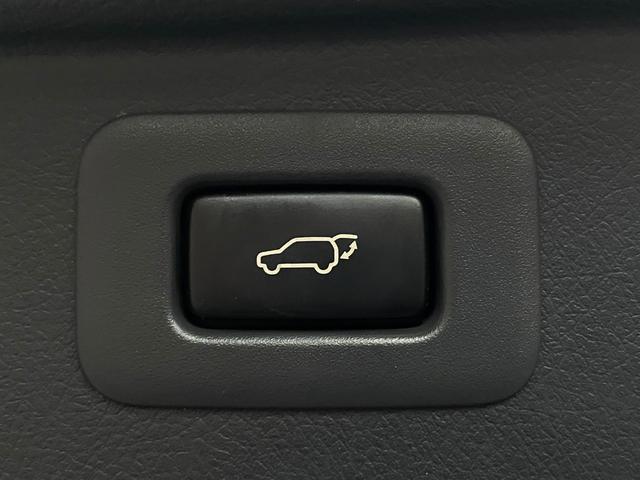 アルファードハイブリッド ＳＲプレミアムシートパッケージ　後期型　ハイブリット　４ＷＤ　サンルーフ　専用黒革　ケンスタイルエアロ　メーカーナビ　リアエンターテイメント　バックカメラ　ＴＶ　ＣＤ／ＤＶＤ　ＢＴ音楽　ＥＴＣ　プレミアムサウンド　両側パワスラ　パワーバックドア　純正フロアマット（17枚目）