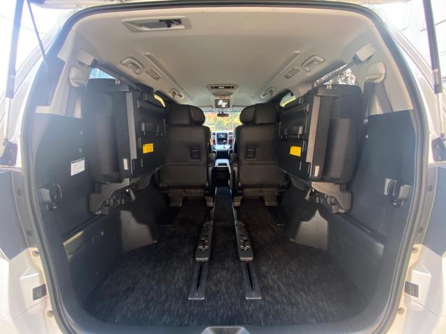 ヴェルファイア ３．５ＺＧエディション　黒革調シート　アドミレイションエアロ　純正１８ＡＷ　マフラーカッター　エグゼクティブシート　トヨタ純正ナビ／後席モニター　バックカメラ　ＴＶ　ＣＤ／ＤＶＤ　ＥＴＣ　両側パワスラ　パワーバックドア　クリアランスソナー　クルーズコントロール（18枚目）