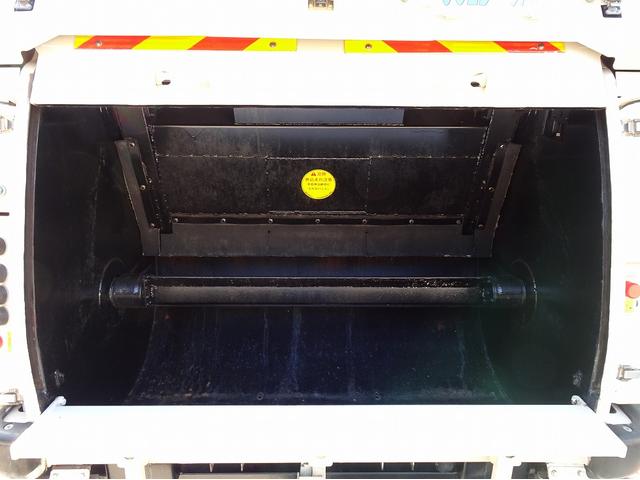 エルフトラック 　回転ダンプ式パッカー　５．１ｍ３　フジマイティー製　３．４トン積載　汚水タンク付　標準幅　１０尺規格車　アドブルー不要　１５０馬力（12枚目）