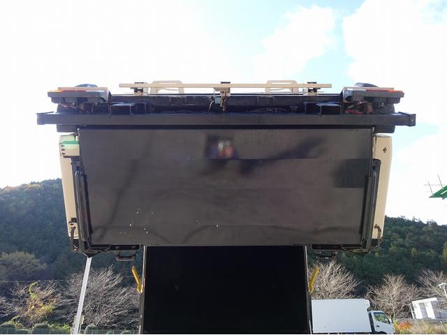 エルフトラック 　回転ダンプ式パッカー　５．１ｍ３　フジマイティー製　３．４トン積載　汚水タンク付　標準幅　１０尺規格車　アドブルー不要　１５０馬力（23枚目）
