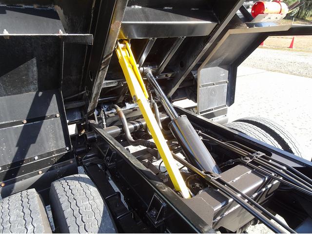 エルフトラック 　回転ダンプ式パッカー　５．１ｍ３　フジマイティー製　３．４トン積載　汚水タンク付　標準幅　１０尺規格車　アドブルー不要　１５０馬力（34枚目）