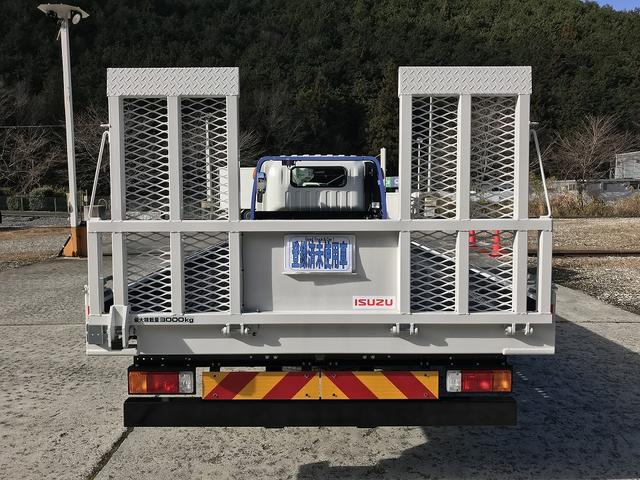 エルフトラック 　車両運搬車　スーパーセルフローダ　３トン積載　タダノ　ラジコン　ウインチ付　床上固縛装置　ワイド幅　全低床　荷台長５．７ｍ　９速ＡＭＴ　１５０馬力（6枚目）