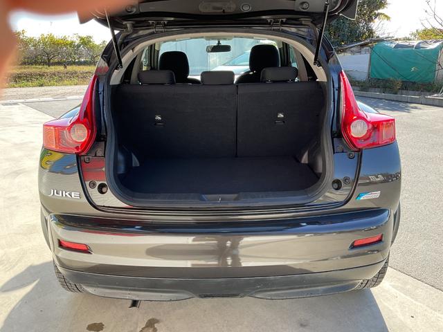 ジューク １５ＲＳ　タイプＶ　純正ナビ・ワンセグＴＶ・ハンズフリー・ＥＴＣ・社外１６インチアルミホイール・オートリトラミラー・スマートキー・プッシュスタート・プライバシーガラス（19枚目）