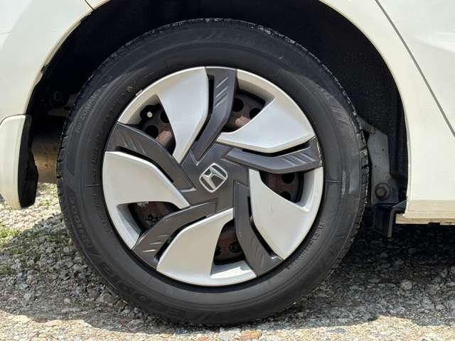 フィットハイブリッド Ｆパッケージ　ワンオーナー　禁煙車　純正ＳＤナビ　フルセグＴＶ　バックカメラ　ＥＴＣ　スマートキー　ｂｌｕｅｔｏｏｔｈ　ＣＤ／ＤＶＤ再生　オートエアコン　買取車　タッチパネルエアコン操作　フォグライト　ブラック内装（27枚目）