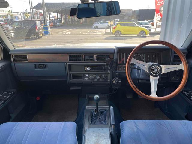 グロリアワゴン ＧＬ　５ＭＴ　ナルディウッドステアリング　買取車両　デジタルインナーミラー　木目調サイドデカール　純正ホイール　ユピテルセキュリティ　レザー調革張り　３列７人乗り　ＥＴＣ　電動格納ミラー　エアコン（2枚目）