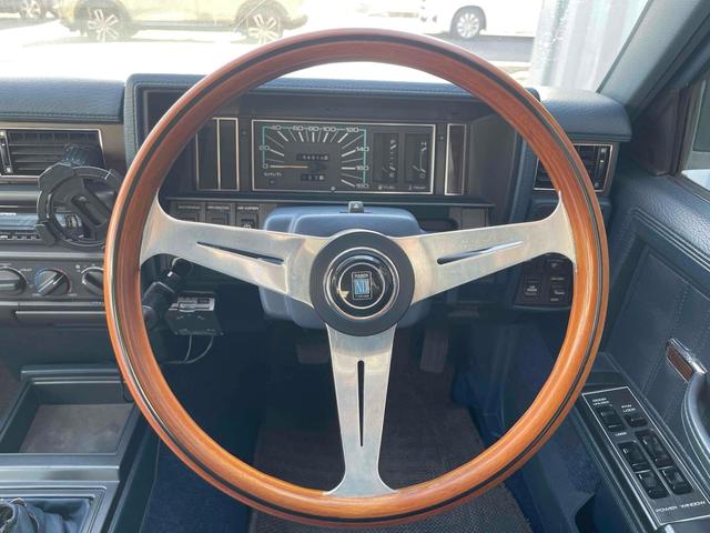 グロリアワゴン ＧＬ　５ＭＴ　ナルディウッドステアリング　買取車両　デジタルインナーミラー　木目調サイドデカール　純正ホイール　ユピテルセキュリティ　レザー調革張り　３列７人乗り　ＥＴＣ　電動格納ミラー　エアコン（3枚目）