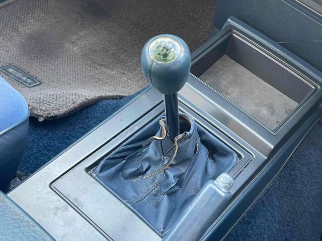 グロリアワゴン ＧＬ　５ＭＴ　ナルディウッドステアリング　買取車両　デジタルインナーミラー　木目調サイドデカール　純正ホイール　ユピテルセキュリティ　レザー調革張り　３列７人乗り　ＥＴＣ　電動格納ミラー　エアコン（5枚目）