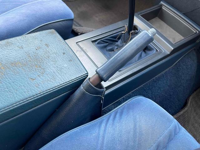 グロリアワゴン ＧＬ　５ＭＴ　ナルディウッドステアリング　買取車両　デジタルインナーミラー　木目調サイドデカール　純正ホイール　ユピテルセキュリティ　レザー調革張り　３列７人乗り　ＥＴＣ　電動格納ミラー　エアコン（6枚目）