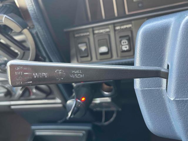 グロリアワゴン ＧＬ　５ＭＴ　ナルディウッドステアリング　買取車両　デジタルインナーミラー　木目調サイドデカール　純正ホイール　ユピテルセキュリティ　レザー調革張り　３列７人乗り　ＥＴＣ　電動格納ミラー　エアコン（7枚目）