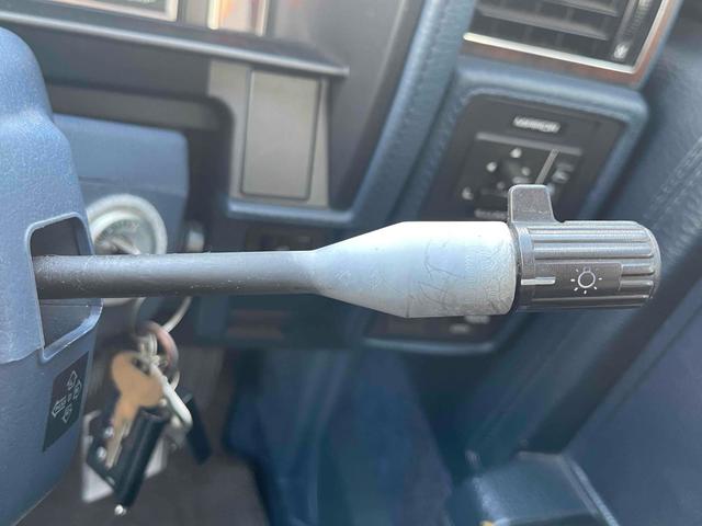 グロリアワゴン ＧＬ　５ＭＴ　ナルディウッドステアリング　買取車両　デジタルインナーミラー　木目調サイドデカール　純正ホイール　ユピテルセキュリティ　レザー調革張り　３列７人乗り　ＥＴＣ　電動格納ミラー　エアコン（8枚目）