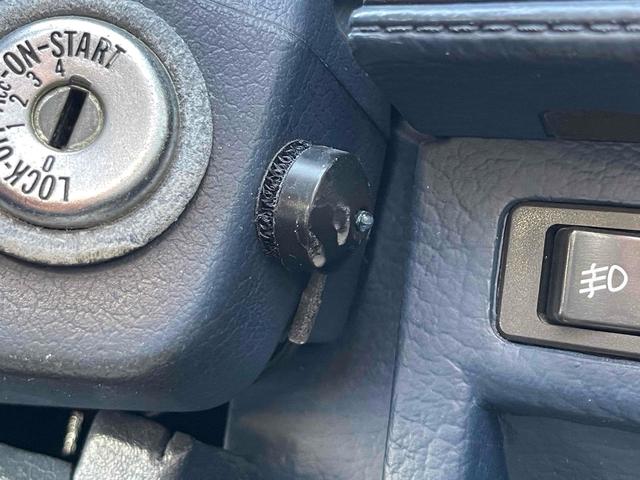 グロリアワゴン ＧＬ　５ＭＴ　ナルディウッドステアリング　買取車両　デジタルインナーミラー　木目調サイドデカール　純正ホイール　ユピテルセキュリティ　レザー調革張り　３列７人乗り　ＥＴＣ　電動格納ミラー　エアコン（9枚目）