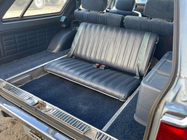 グロリアワゴン ＧＬ　５ＭＴ　ナルディウッドステアリング　買取車両　デジタルインナーミラー　木目調サイドデカール　純正ホイール　ユピテルセキュリティ　レザー調革張り　３列７人乗り　ＥＴＣ　電動格納ミラー　エアコン（36枚目）