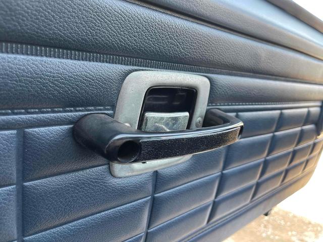 グロリアワゴン ＧＬ　５ＭＴ　ナルディウッドステアリング　買取車両　デジタルインナーミラー　木目調サイドデカール　純正ホイール　ユピテルセキュリティ　レザー調革張り　３列７人乗り　ＥＴＣ　電動格納ミラー　エアコン（39枚目）