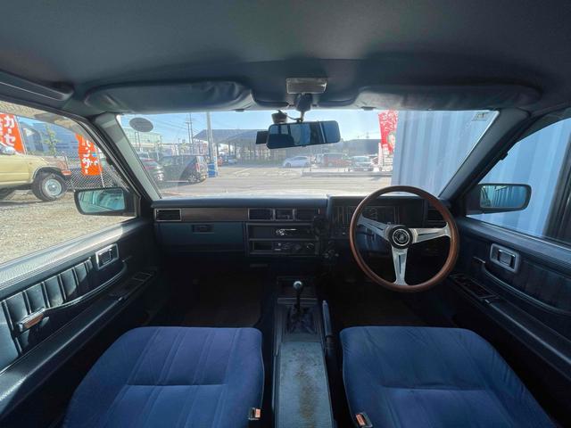 グロリアワゴン ＧＬ　５ＭＴ　ナルディウッドステアリング　買取車両　デジタルインナーミラー　木目調サイドデカール　純正ホイール　ユピテルセキュリティ　レザー調革張り　３列７人乗り　ＥＴＣ　電動格納ミラー　エアコン（41枚目）