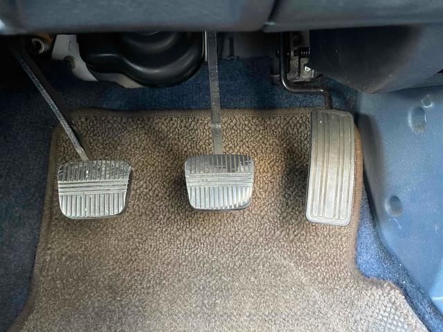 グロリアワゴン ＧＬ　５ＭＴ　ナルディウッドステアリング　買取車両　デジタルインナーミラー　木目調サイドデカール　純正ホイール　ユピテルセキュリティ　レザー調革張り　３列７人乗り　ＥＴＣ　電動格納ミラー　エアコン（45枚目）