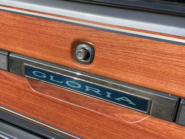 グロリアワゴン ＧＬ　５ＭＴ　ナルディウッドステアリング　買取車両　デジタルインナーミラー　木目調サイドデカール　純正ホイール　ユピテルセキュリティ　レザー調革張り　３列７人乗り　ＥＴＣ　電動格納ミラー　エアコン（65枚目）