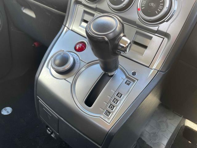 必ず使用するシフトレバー。確りと確認したいですね。