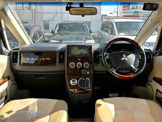 デリカD:5 G プレミアム ボディリフトアップ ガナドールマフラー シートカバー ナビ 後席モニター Bカメラ 両側パワスラ クルコン 社外AW 7人乗り ETC スマートキー HID サイドステップ 電動リアゲート シートH(3枚目)