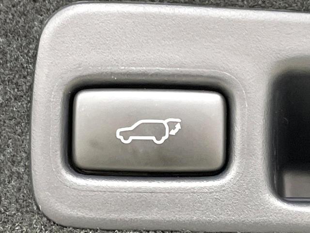 ハリアー プレミアム　スタイルノアール　後期　禁煙車　純正９型ナビ　バックカメラ　ＥＴＣ　トヨタセーフティセンス　クリアランスソナー　レーダークルーズ　電動リアゲート　ハーフレザーシート　Ｂｌｕｅｔｏｏｔｈ接　パワーシート　三眼ヘッドライト（5枚目）