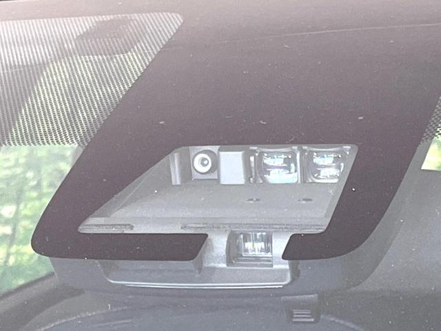 【プリクラッシュセーフティ】前方の車両等を検知し、衝突しそうな時は警報で注意を促し、ブレーキを踏む力をサポート。ブレーキを踏めなかった場合は衝突被害軽減ブレーキが作動、衝突回避をサポートします。