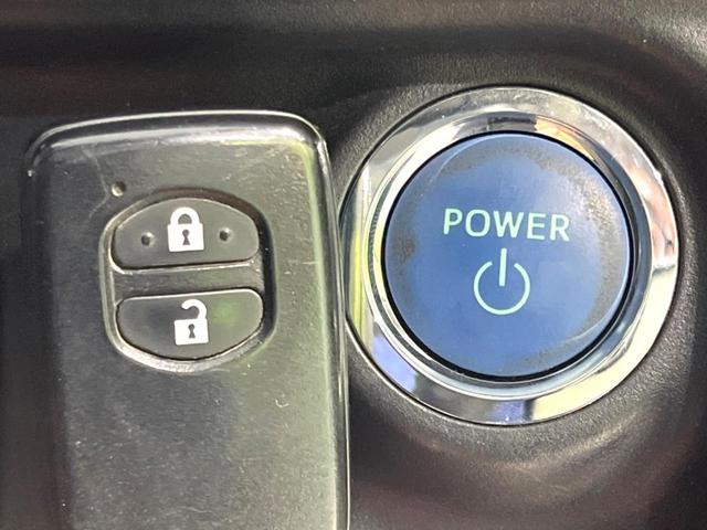 【スマートキー】カバンやポケットに入れたままでもドアの施錠・解錠が可能なスマートキーを装備。エンジンのオン・オフ時もカギを取り出す必要が無いからとっても便利です♪