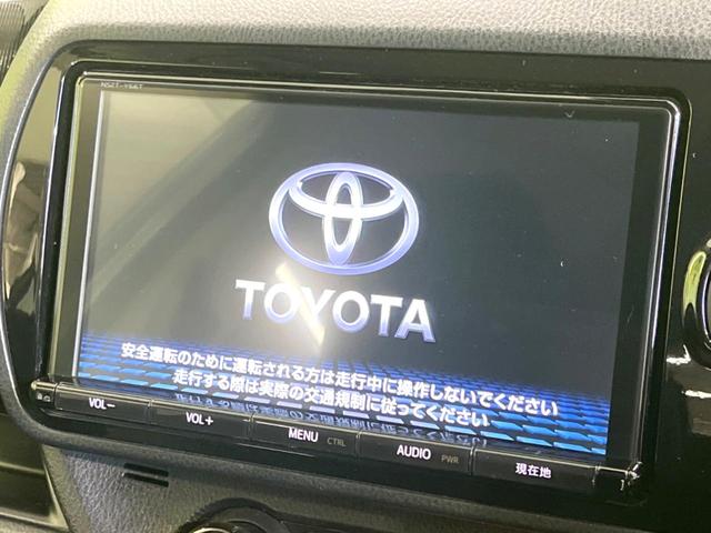 【純正９型ナビ】人気の純正ナビを装備。オーディオ機能も充実しており、Ｂｌｕｅｔｏｏｔｈ接続すればお持ちのスマホやＭＰ３プレイヤーの音楽を再生可能！毎日の運転がさらに楽しくなります！！