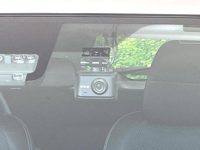 【ドライブレコーダー】安心・安全なカーライフに必須のドライブレコーダーを装備！走行中はもちろん、あおり運転や事故に遭遇した際の状況も映像で記録し、万一のリスクに備えます。