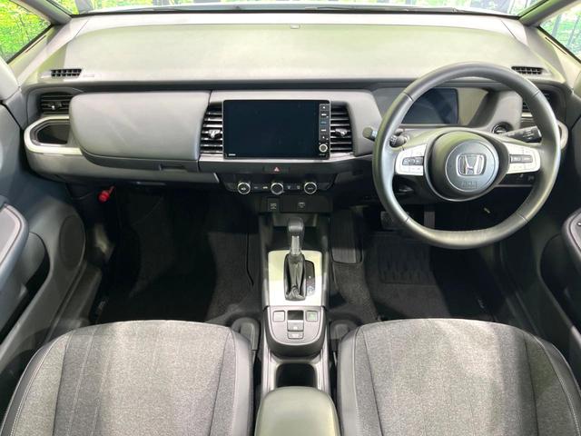 フィット ｅ：ＨＥＶホーム　後期　禁煙車　純正９型ナビ　ホンダセンシング　バックカメラ　ＥＴＣ　アダプティブクルコン　ハーフレザーシート　コーナーセンサー　ＬＥＤヘッド　オートライト　オートエアコン　スマートキー（2枚目）